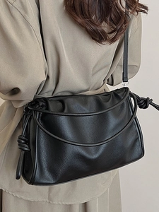 Sac nuage noir de style français en cuir souple avec design plissé et détails de nœuds