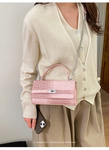 Rosa Handtasche mit Krokodilprägung, silbernem Drehverschluss und Kettenriemen-Detail
