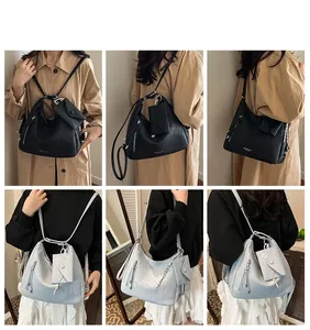 Détails du grand sac cabas en cuir noir et bleu présenté par un mannequin pour le quotidien