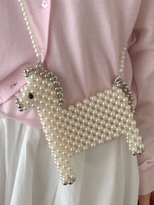 Sac bandoulière artisanal en perles en forme de cheval avec détails argentés et chaîne
