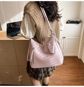 Détail du sac cabas rose en cuir PU avec une petite pochette à monnaie suspendue