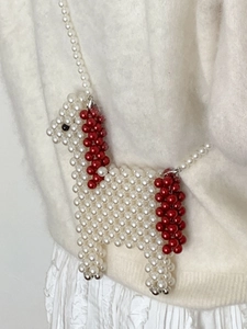 Sac à bandoulière fait main en perles forme cheval avec tressage rouge et blanc