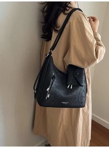 Vue détaillée du grand sac cabas noir en similicuir avec texture mate et poches à fermeture
