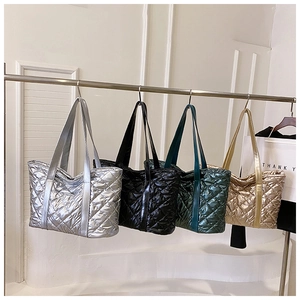 Détails des sacs fourre-tout matelassés en argent, noir, vert et couleur champagne