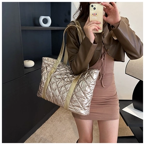 Détail du sac cabas matelassé doré métallisé avec surpiqûres losanges et fini brillant