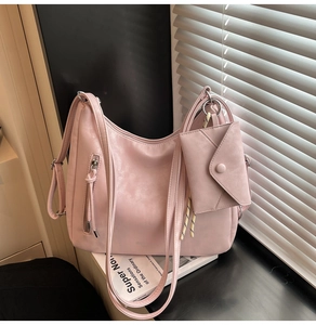 Vue détaillée du cabas en cuir rose avec une petite pochette assortie sur la bandoulière