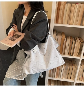 Détail du grand sac cabas avec imprimés d'étoiles argentées et broderie florale élégante