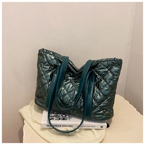 Détail du grand sac cabas matelassé vert foncé avec finition brillante et surpiqûres