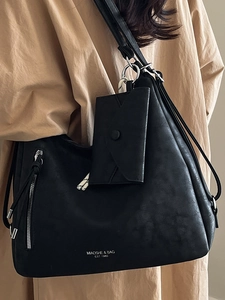 Grand sac hobo rétro en cuir noir avec une petite pochette amovible