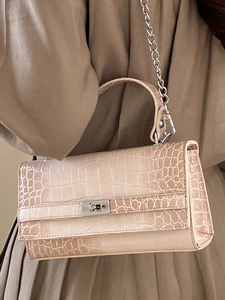 Elegante beige Handtasche mit Krokodilprägung, Silberkette und Drehverschluss
