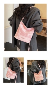 Détail du sac hobo rose avec texture géométrique et étiquette de marque tendance