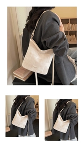 Gros plan du sac seau beige texturé avec le patch logo Fashion & Bags Leather brodé