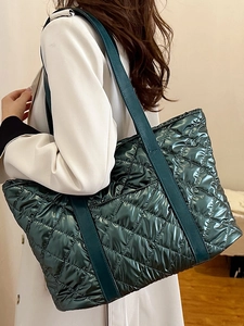 Sac fourre-tout matelassé vert métallisé minimaliste avec motif en losange et bandoulière large