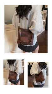 Détails du sac seau vintage à carreaux marron avec sangles en cuir et logo en métal