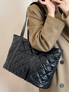 Grand sac cabas matelassé noir avec motif en losanges et anses en cuir élégantes
