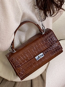 Braune Handtasche in Krokoprägung mit silberner Kette und silbernem Metalldrehverschluss
