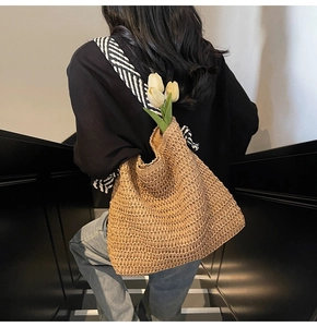 Détail du sac cabas en paille tissé avec bandoulière élégante rayée noire et blanche