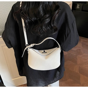 Vue arrière d'un mannequin portant un sac demi-lune en cuir blanc avec un fermoir noir chic