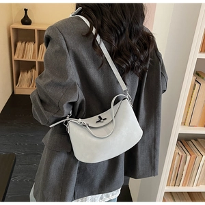 Détail d'un sac hobo bandoulière en cuir bleu clair avec fermoir rotatif argenté