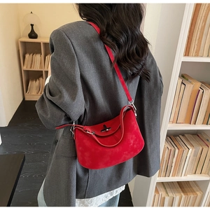 Détail d'un sac à main rouge de luxe style Lindy en cuir mat avec fermoir et bandoulière