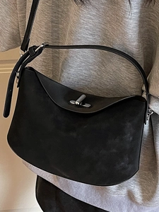 Sac hobo noir mat minimaliste avec boucle argentée et bandoulière réglable