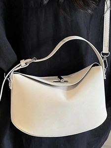 Sac à bandoulière minimaliste en cuir blanc crème avec fermoir rotatif en métal argenté