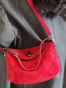 Sac hobo en daim rouge avec fermoir en T métallique et bandoulière réglable pour femme