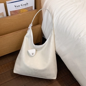 Vista dettagliata della borsa tote crema con mini pochette e finitura testurizzata