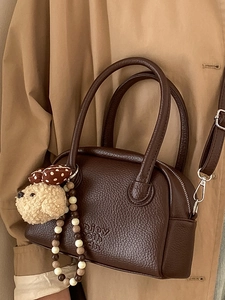 Borsa bowling vintage marrone in pelle con manici e ciondolo a forma di cane di peluche