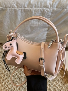 Sac bandoulière minimaliste en PU rose avec breloque cheval et nœud élégant en décor