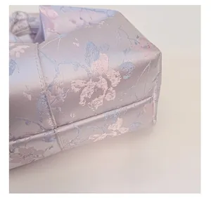 Detailaufnahme des hellvioletten Jacquard-Stoffs und der Nähte an der Cloud-Tasche