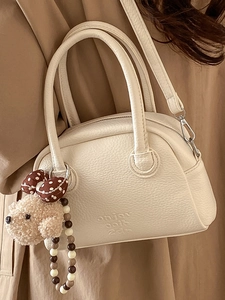 Borsa bowling in pelle martellata bianco crema con ciondolo a forma di orso e dettagli