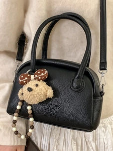 Borsa bowling in pelle litchi nera con ciondolo a forma di orsetto e tracolla