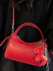Sac à main selle rouge pour femme avec charme de cheval en cuir et bandoulière chic