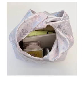Geräumiges Innere der floralen Brokat-Handtasche mit Regenschirm und Zubehör