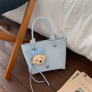 Sac seau bleu clair rétro avec breloque ours et logo en métal pour le printemps