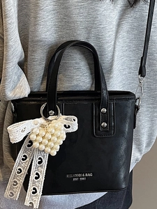 Borsa a secchiello retrò in pelle nera con ciondolo a cuore di perle e nastro di pizzo