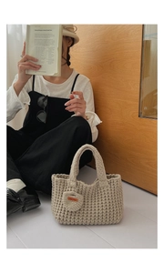 Détail du sac à main au crochet avec texture en maille épaisse et étiquette artisanale