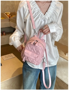 Nahaufnahme vom rosa Mini-Rucksack mit Herzprägung und silbernen Metallbeschlägen