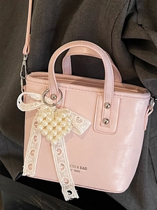 Elegante borsa a secchiello rosa con ciondolo a cuore e fiocco in pizzo da donna