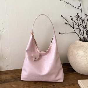 Dettaglio della borsa hobo in ecopelle rosa chiaro con mini pochette e logo inciso