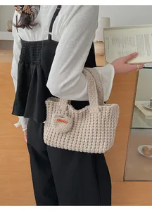 Vue détaillée du sac cabas au crochet beige avec étiquette en cuir orange Hand Made