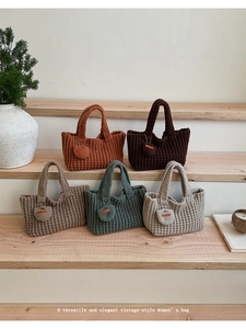 Gros plan détaillé de sacs à main tricotés main en cinq couleurs sur un escalier en bois