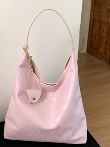 Grande borsa Hobo rosa in ecopelle con piccolo ciondolo e scritta in rilievo