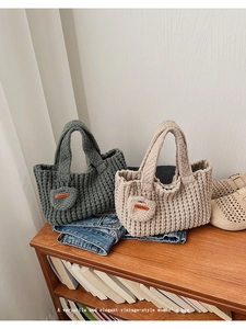 Détail de sacs fourre-tout crochetés à la main en vert forêt et beige à rayures verticales