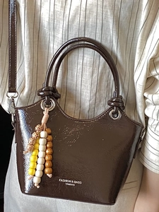 Sac seau vintage en cuir verni marron foncé avec perles colorées et bandoulière