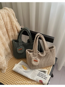 Détail du sac à main crocheté main montrant la texture épaisse et l'étiquette en cuir
