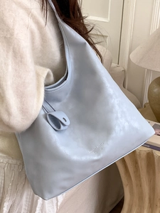 Grande borsa hobo azzurra in pelle da donna con logo in rilievo e tracolla