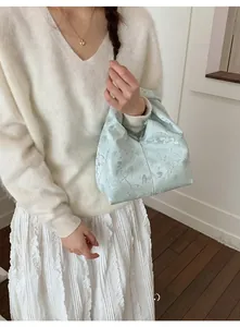 Nahaufnahme der hellblauen Jacquard-Wolken-Tasche mit Satin-Finish und Raffungen