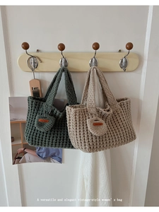 Détail d'un sac à main fait main au crochet avec texture gaufrée et mini pochette